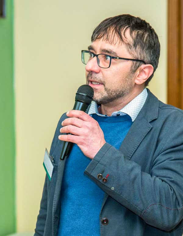 Portrét Pavla Hložka na konferenci